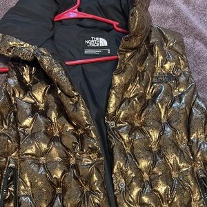 The Northface gold metallic puffer vest women’s medium euc